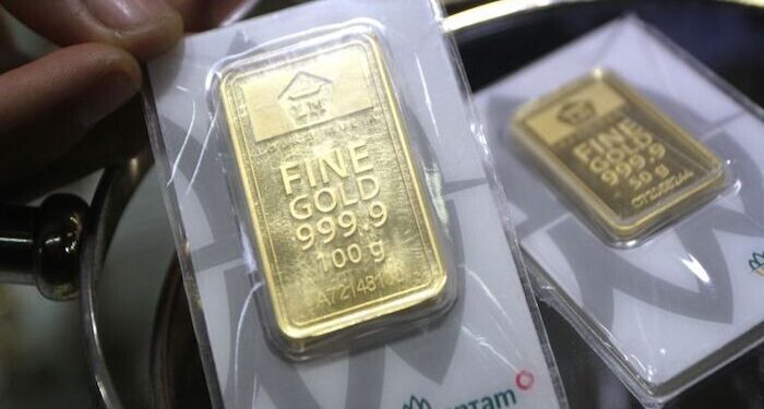 Emas Melonjak Karena Dolar Jatuh di Tengah Inflasi AS yang Mendingin