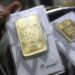 Emas Melonjak Karena Dolar Jatuh di Tengah Inflasi AS yang Mendingin