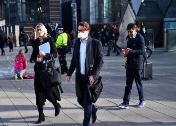 Inggris Wajibkan Tes COVID-19 pada Penumpang dari China