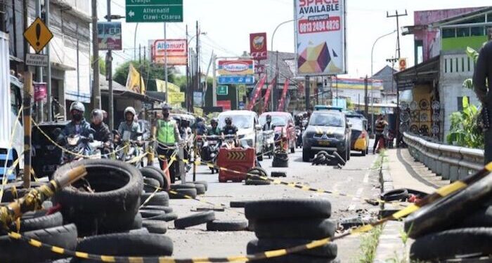 Kendaraan Besar Dialihkan ke Tol Dampak Longsor Jalan Bogor-Sukabumi