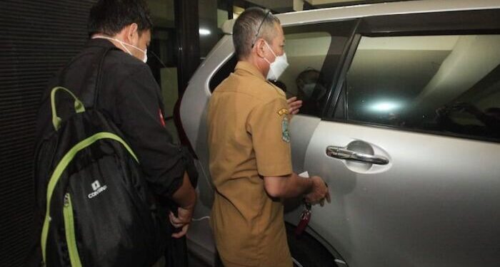 KPK bawa Tiga Koper Usai Geledah Gedung DPRD Jatim