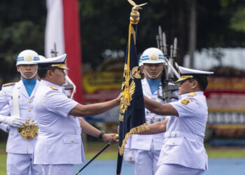 Muhammad Ali Terima Tongkat Komando Kasal dari Laksamana Yudo Margono