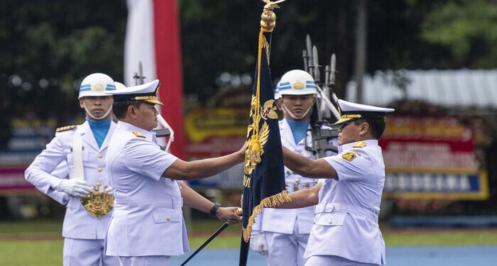 Muhammad Ali Terima Tongkat Komando Kasal dari Laksamana Yudo Margono
