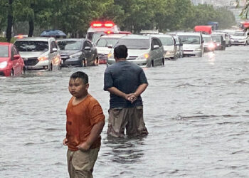 Semarang Dikepung Banjir, Jalanan Protokol seperti Sungai