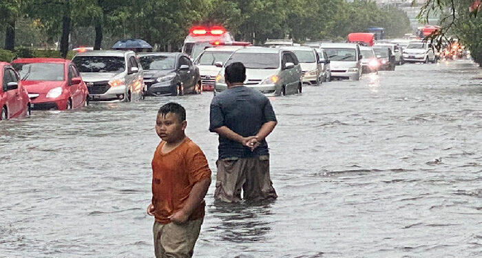Semarang Dikepung Banjir, Jalanan Protokol seperti Sungai