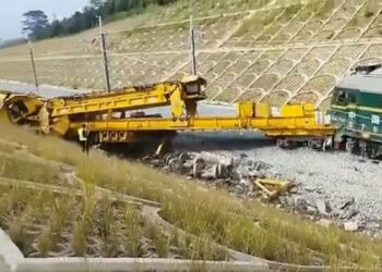 Kereta Cepat Jakarta Bandung Anjlok dan Terguling Sangat Jauh, Satu Korban Dilaporkan Tewas