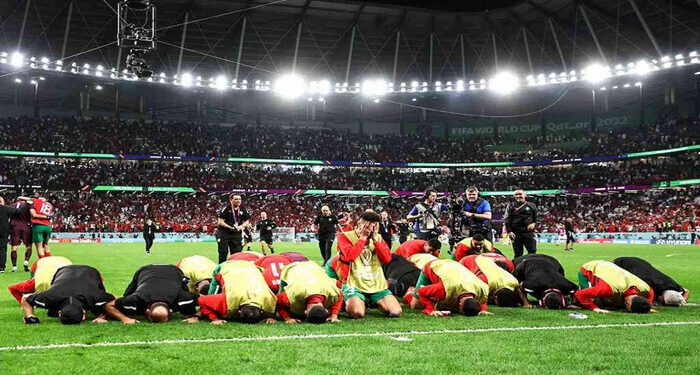 Kejutan, Spanyol Berhasil Ditumbangkan, Para Pemain Maroko Sujud Syukur, Portugal Bakal Jadi Lawan Berikutnya di Perempat Final