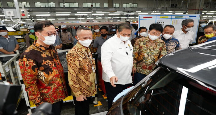 Dukung Pengembangan Electric Vehicle, Menko Airlangga Dorong Investasi Sektor Industri Otomotif