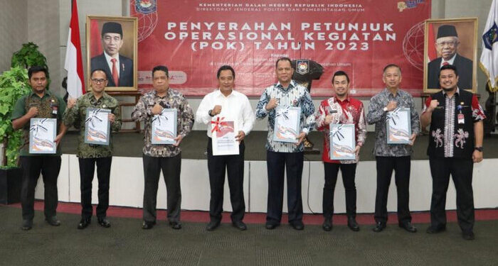 Ditjen Politik dan PUM Kemendagri Serahkan Petunjuk Operasional Kegiatan 2023