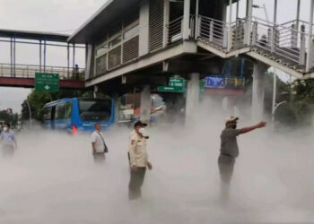 Jalan Jatinegara Timur Diselimuti Kepulan Asap Putih, Penyebabnya dari Kebocoran Tabung Utama Oksigen RS Primer
