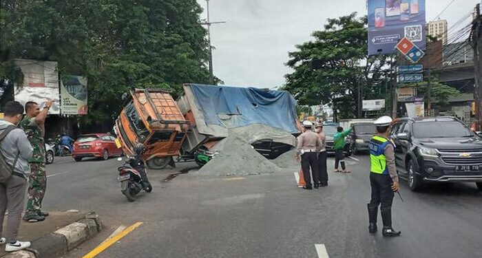 Truk Pasir Terguling di Cibubur, Timpa Mobil Dinas TNI AD