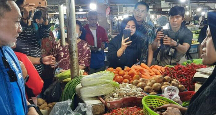 Mendag Pantau Harga Bahan Pokok di Pasar Cisalak Depok