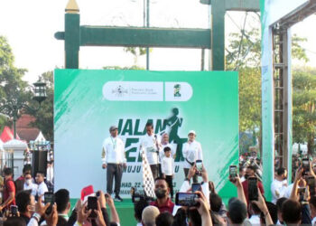 Presiden dan Ibu Negara Jalan Sehat Bersama Warga di Solo