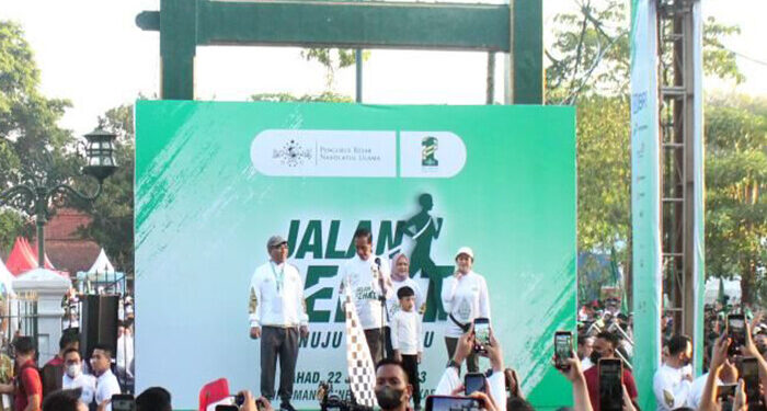 Presiden dan Ibu Negara Jalan Sehat Bersama Warga di Solo