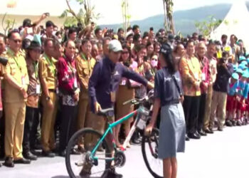 Jokowi Bagikan Sepeda Saat Resmikan Bendungan Kuwil Kawangkoan