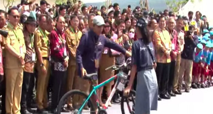 Jokowi Bagikan Sepeda Saat Resmikan Bendungan Kuwil Kawangkoan