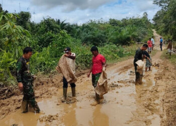 TNI dan Warga Perbaiki Jalan Rusak di Perbatasan RI – Malaysia