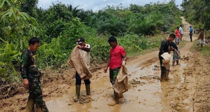 TNI dan Warga Perbaiki Jalan Rusak di Perbatasan RI – Malaysia