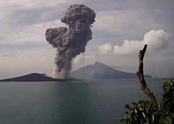 Gunung Anak Krakatau Semburkan Abu Setinggi 750 Meter