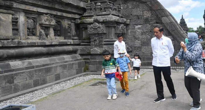 Ajak Cucu ke Candi Prambanan, Presiden Jokowi Promosikan Wisata Edukasi