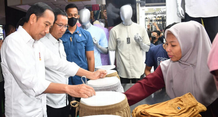 Tinjau Pasar Tanah Abang, Presiden Pastikan Aktivitas Perekonomian Sektor Riil Berjalan Baik
