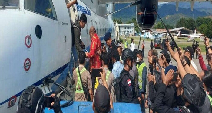 KPK Akhirnya Tangkap Lukas Enembe Meski Massa Pendukungnya Tidak Terima