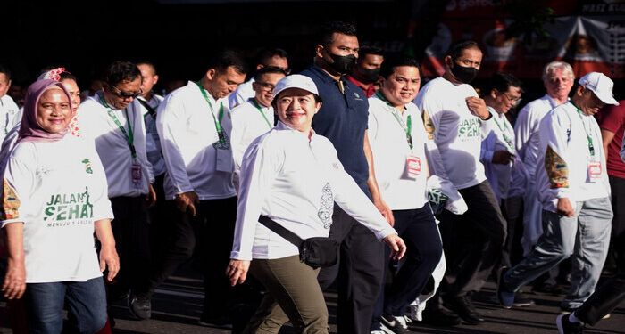 Ketua DPR RI Puan Maharani mengikuti acara jalan sehat Porseni NUbersama Presiden Joko Widodo di Solo, Jawa Tengah (Foto: Istimewa)
