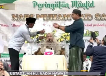 Perilaku Masyarakat Sekarang Makin Aneh Saja, Seorang Qariah yang Tengah Melantunkan Ayat Suci Al-Qur’an di Pandeglang Disawer Seperti Penyanyi Dangdut