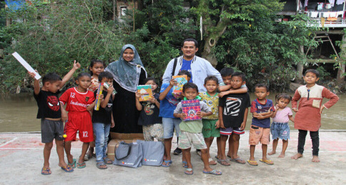 Karyawan XL Axiata Donasi Buku untuk Anak Pinggiran Sungai