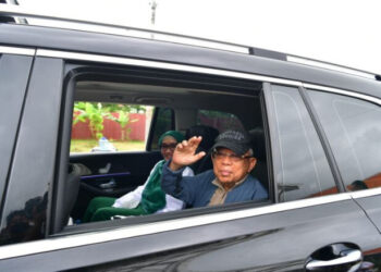 Wapres Coba Naik Mobil Pengawalan Paspampres