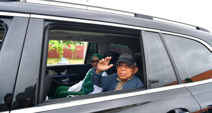 Wapres Coba Naik Mobil Pengawalan Paspampres