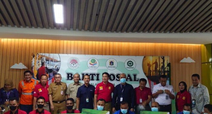 Disnakertrans DKI Daftarkan 235 Portir Stasiun Gambir Peserta BPJS-TK