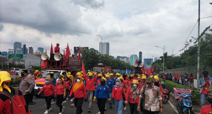 Massa Berjalan Kaki Menuju Depan Gedung DPR RI