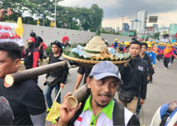 Buruh Bawa Nasi Tumpeng dan Keranda untuk Anggota DPR RI