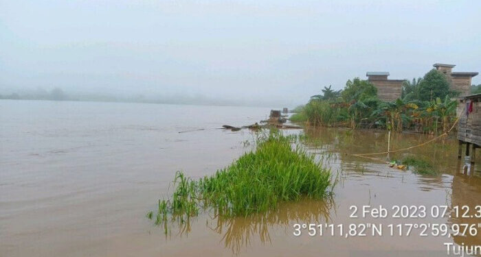 Banjir Sembakung Nunukan Menyebabkan Akses Jalan Belum Dapat Dilalui
