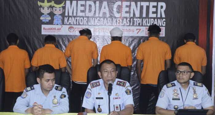 Imigrasi Kupang Deportasi Enam WNA India yang Terdampar di Rote Ndao