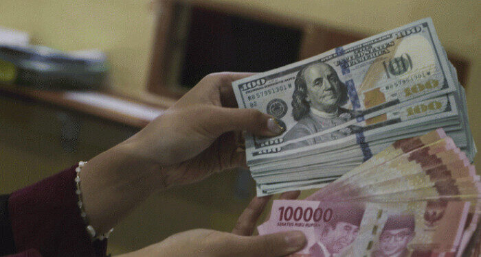 Rupiah Merosot Seiring Sentimen “Risk Off” di Pasar