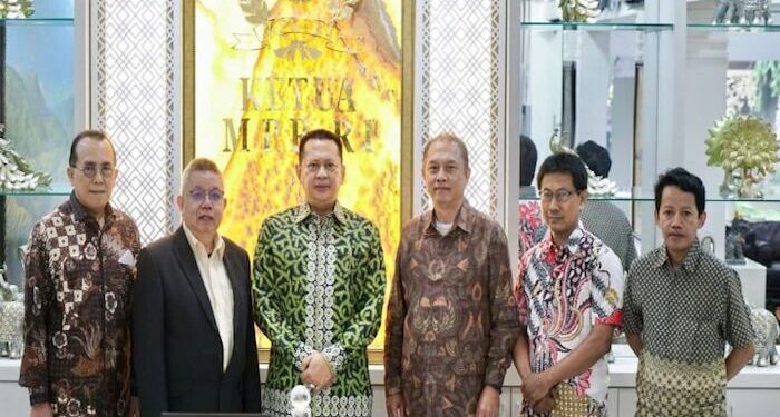Ketua MPR RI Terima Penghargaan DataGovAI 2022