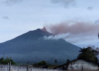 Gunung Kerinci Kembali Erupsi Arah Abu Condong ke Timur dan Tenggara