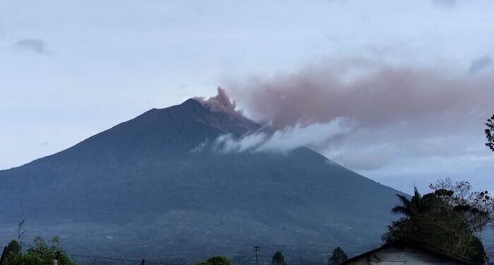 Gunung Kerinci Kembali Erupsi Arah Abu Condong ke Timur dan Tenggara