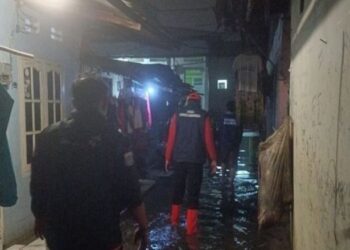 Kali Ciliwung Meluap Sebabkan Banjir Satu Meter di Kampung Melayu