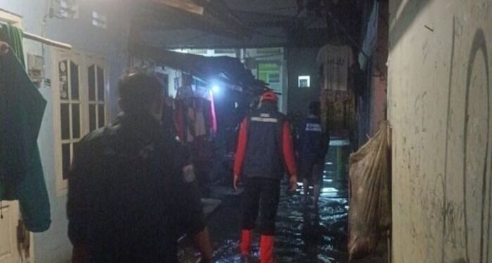 Kali Ciliwung Meluap Sebabkan Banjir Satu Meter di Kampung Melayu