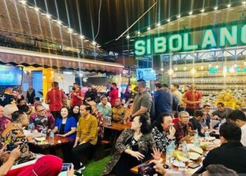 Presiden Jokowi Makan Durian Bersama Para Pemred di Medan