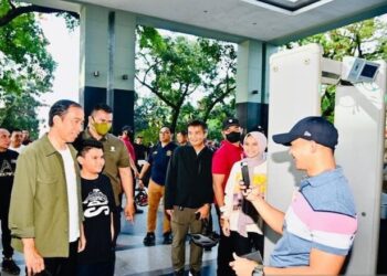 Pelajar SD Kejar Presiden Jokowi Hingga 1 Km untuk Foto Bersama