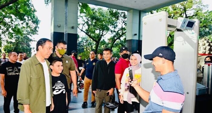 Pelajar SD Kejar Presiden Jokowi Hingga 1 Km untuk Foto Bersama