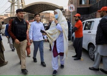 Warga Pakistan Cari Kerabat di RS Usai Ledakan Bom di Masjid Peshawar