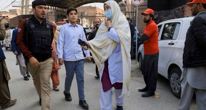 Warga Pakistan Cari Kerabat di RS Usai Ledakan Bom di Masjid Peshawar