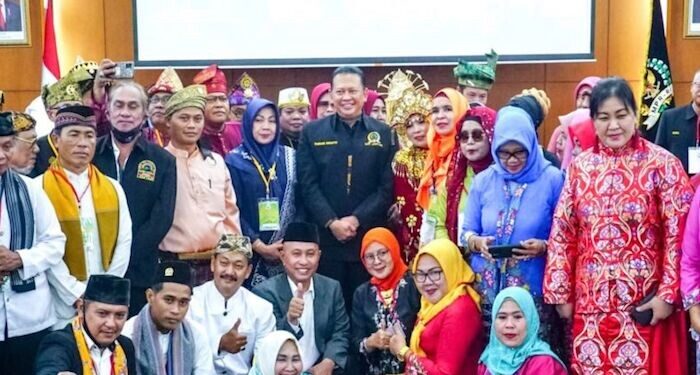 Ketua MPR Ingatkan Adat Harus Dijaga di Tengah Pembangunan Daerah