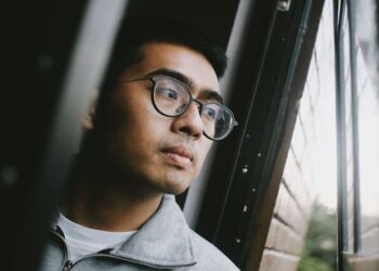 Rayhan Noor Lepas Video Klip Penuh Makna Lengkapi “Dari Balik Jendela”