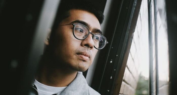 Rayhan Noor Lepas Video Klip Penuh Makna Lengkapi “Dari Balik Jendela”